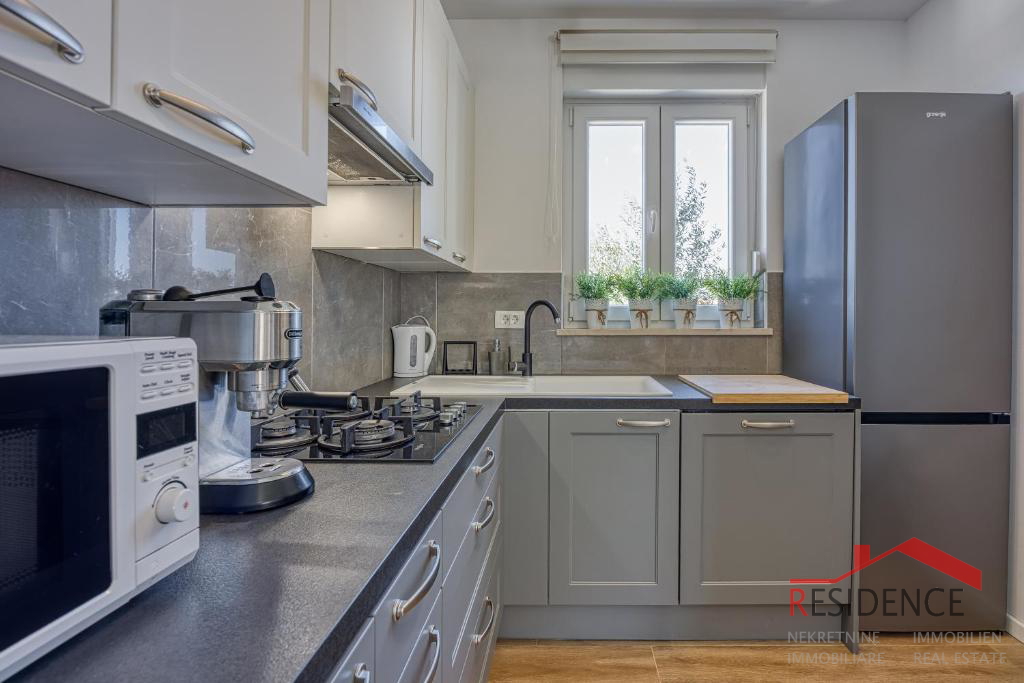 Galižana – Lijepa dvojna kuća s bazenom i pogledom na more