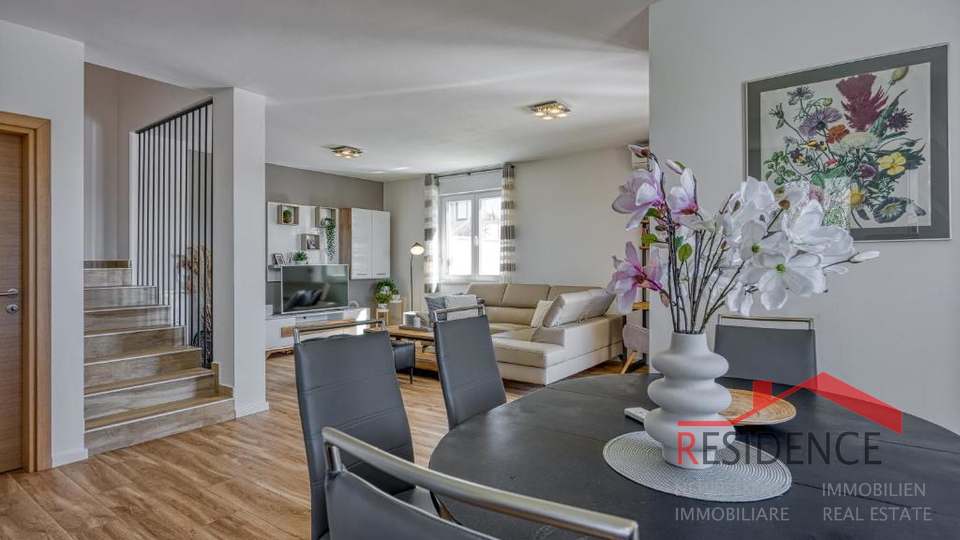 Galižana – A beautiful semi-detached house with a pool and a view of the sea