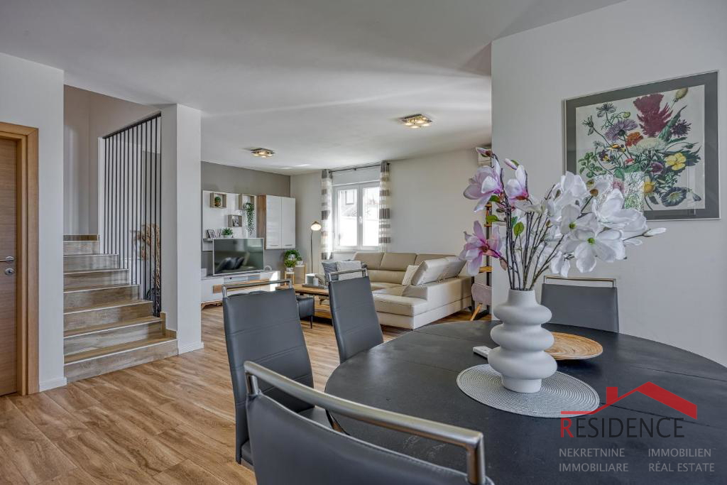 Galižana – Lijepa dvojna kuća s bazenom i pogledom na more