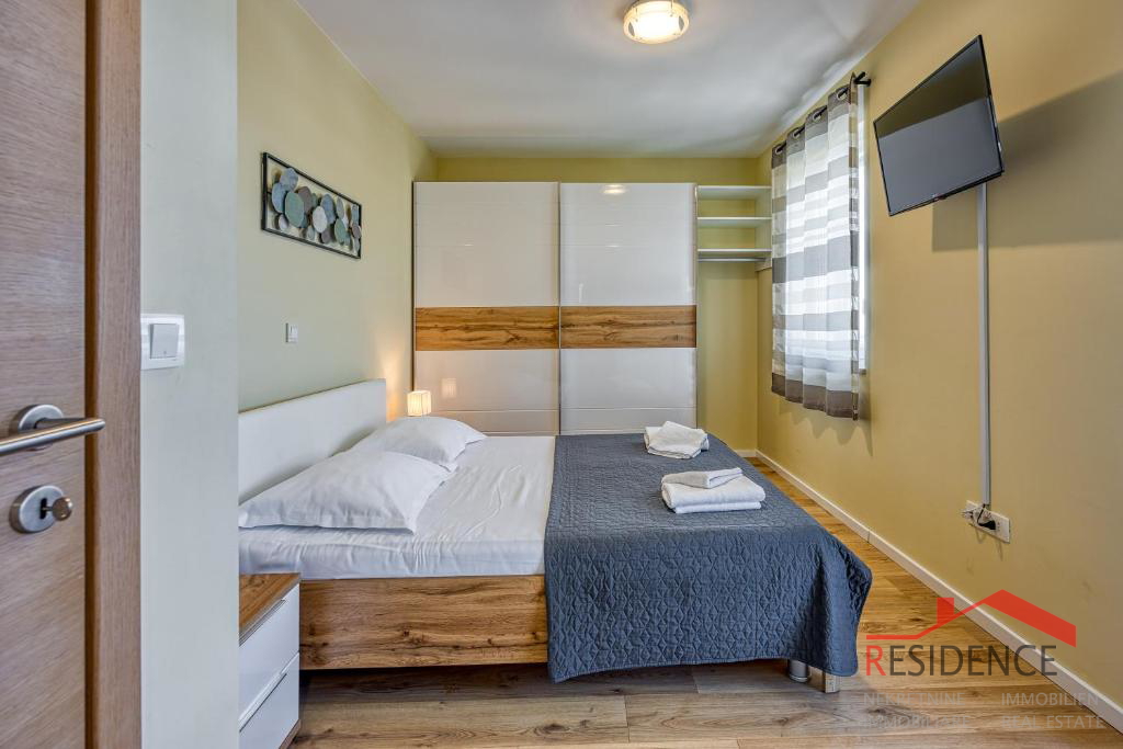 Galižana – Lijepa dvojna kuća s bazenom i pogledom na more