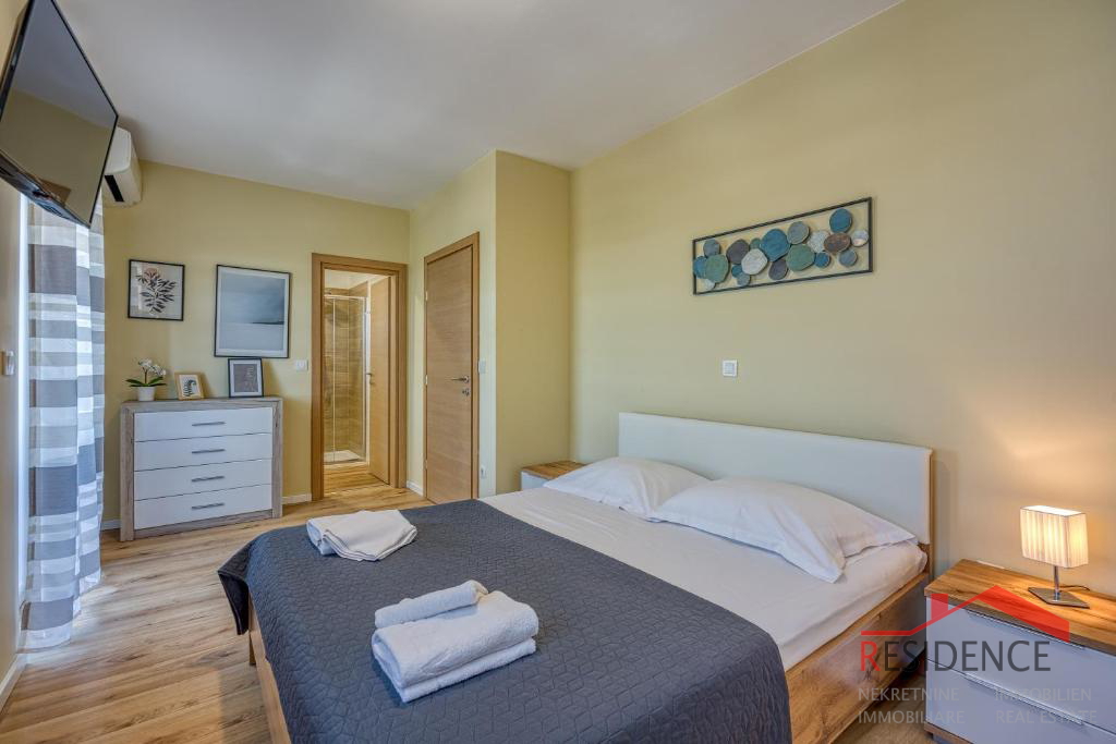 Galižana – Lijepa dvojna kuća s bazenom i pogledom na more