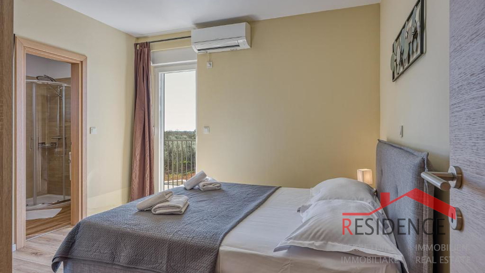 Galižana – A beautiful semi-detached house with a pool and a view of the sea