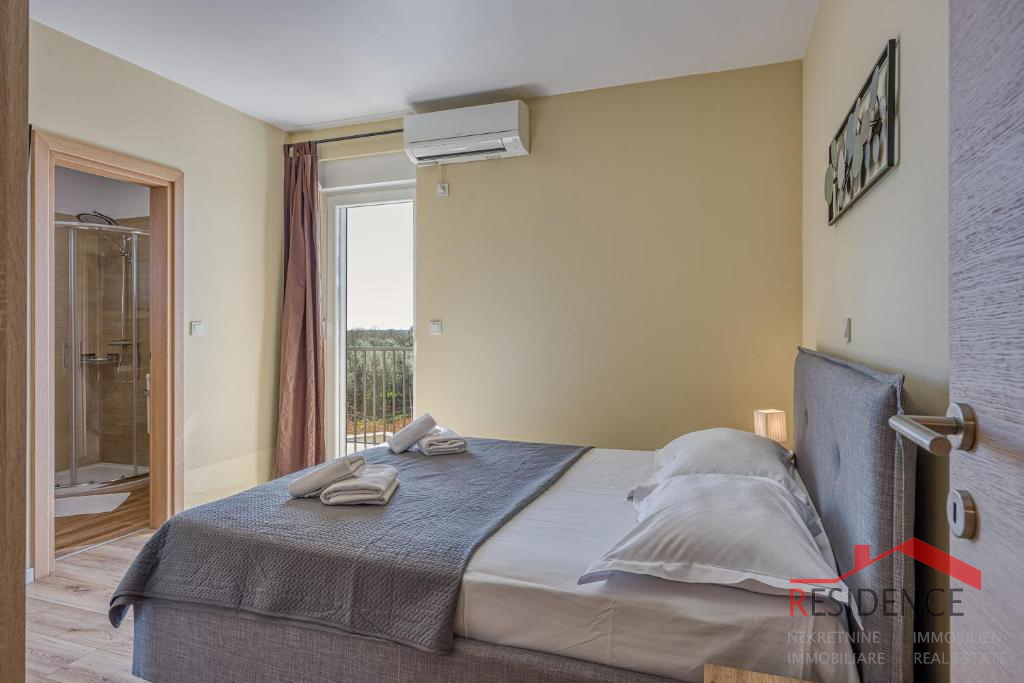 Galižana – Lijepa dvojna kuća s bazenom i pogledom na more