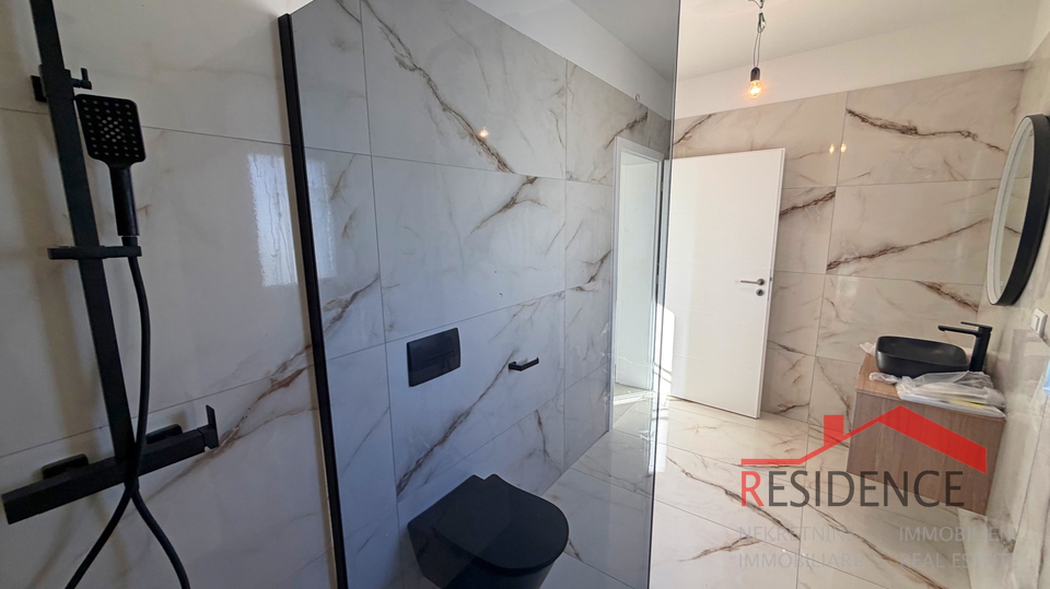 Li&zcaron;njan&comma; moderna dvojna hi&scaron;a z bazenom