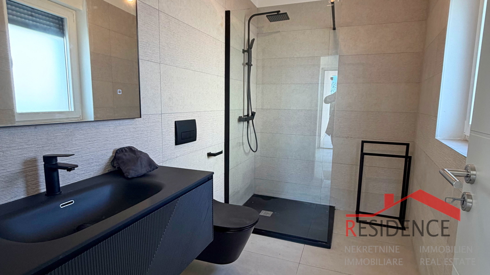 Li&zcaron;njan&comma; moderna dvojna hi&scaron;a z bazenom