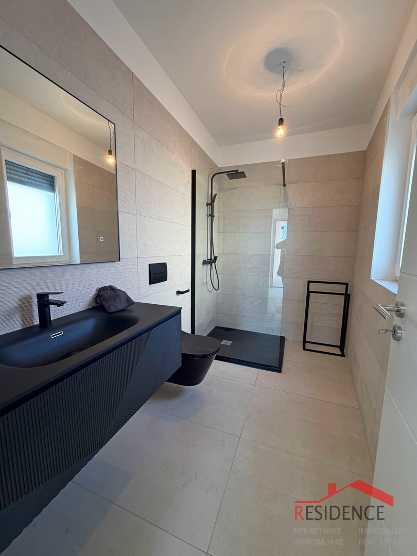 Ližnjan, moderna duplex kuća s bazenom