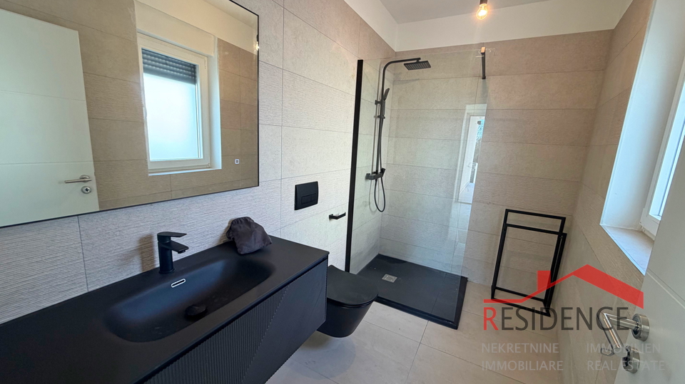 Li&zcaron;njan&comma; moderna dvojna hi&scaron;a z bazenom