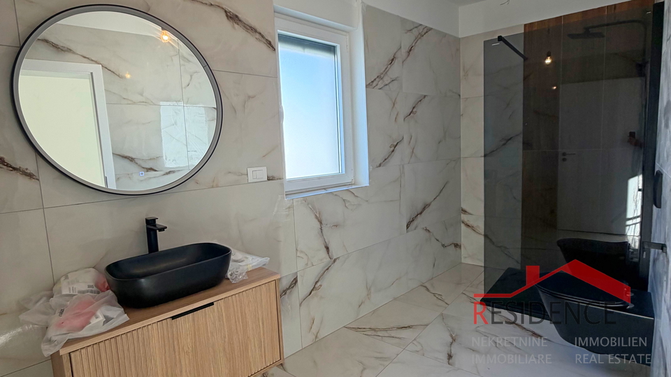 Li&zcaron;njan&comma; moderna dvojna hi&scaron;a z bazenom