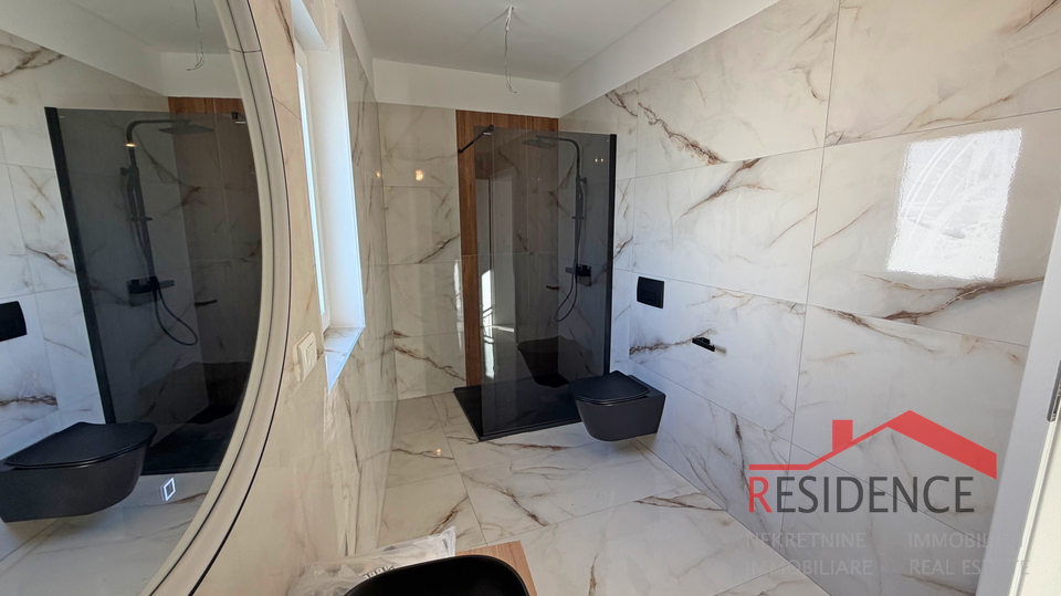 Li&zcaron;njan&comma; moderna dvojna hi&scaron;a z bazenom