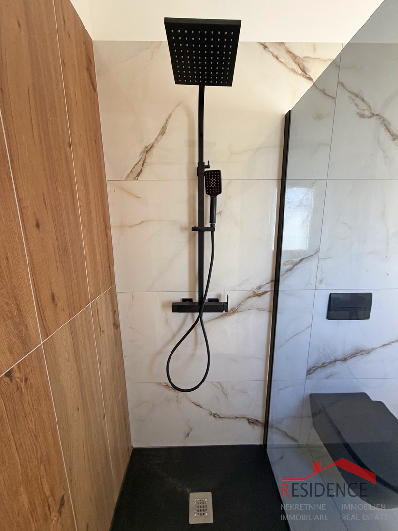 Ližnjan, moderna duplex kuća s bazenom