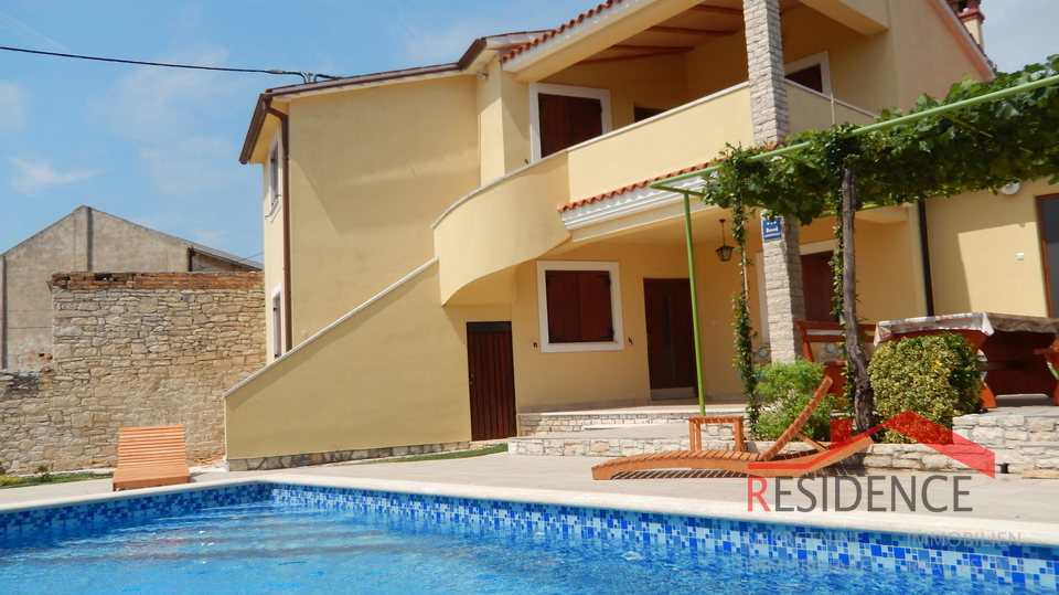 Sch&ouml;nes Ferienhaus mit Swimmingpool in Li&zcaron;njan