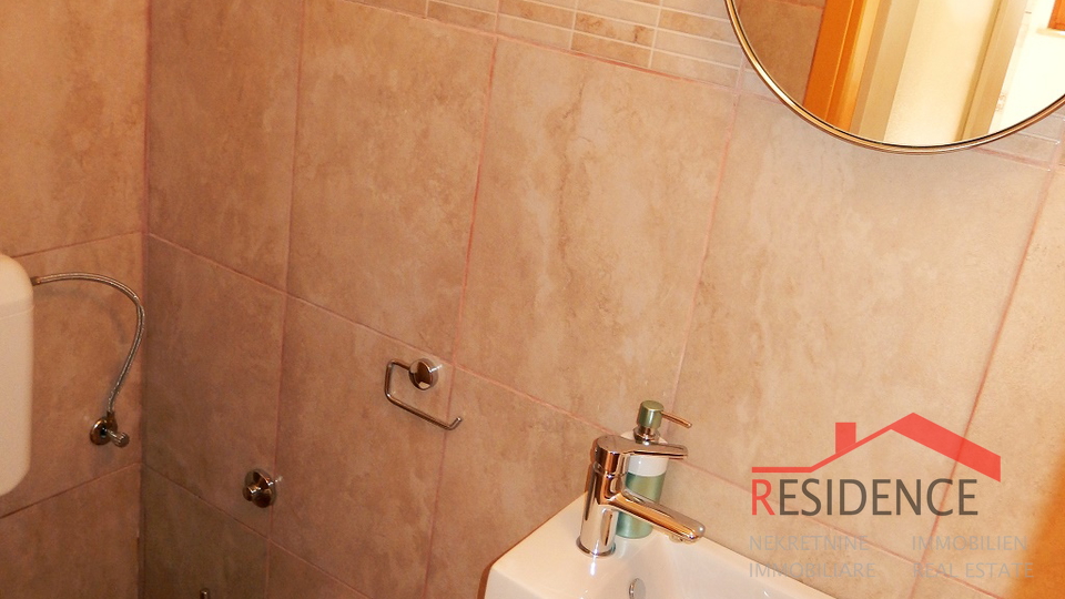 Sch&ouml;nes Ferienhaus mit Swimmingpool in Li&zcaron;njan