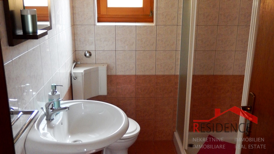 Sch&ouml;nes Ferienhaus mit Swimmingpool in Li&zcaron;njan