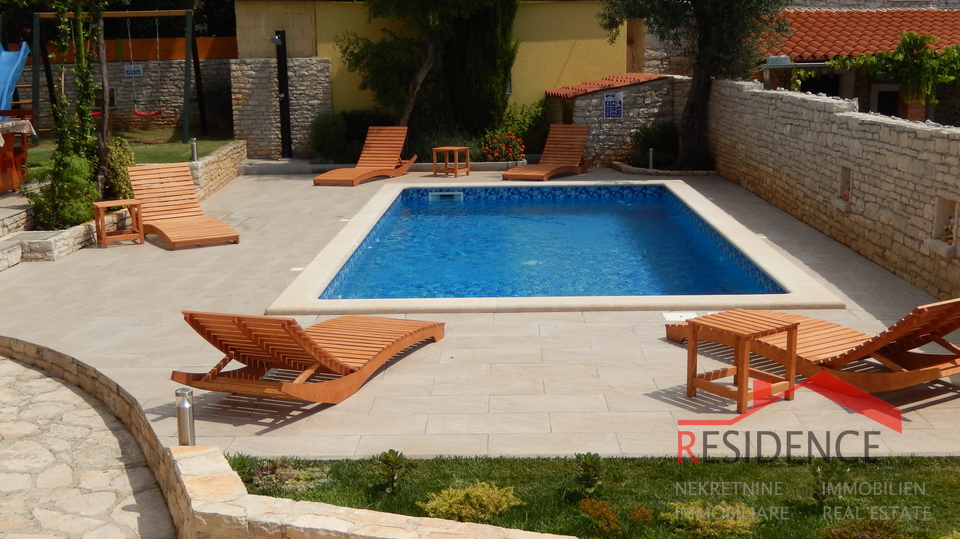 Sch&ouml;nes Ferienhaus mit Swimmingpool in Li&zcaron;njan