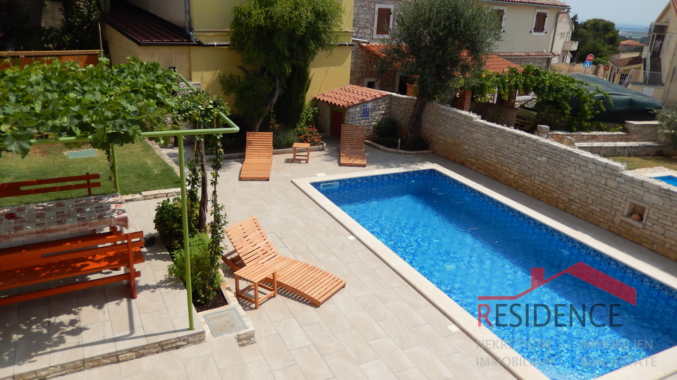 Sch&ouml;nes Ferienhaus mit Swimmingpool in Li&zcaron;njan