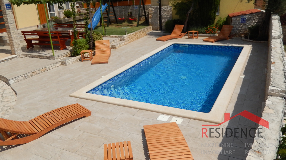 Sch&ouml;nes Ferienhaus mit Swimmingpool in Li&zcaron;njan