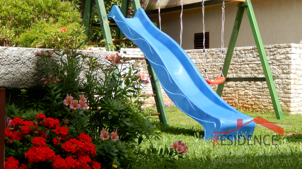 Sch&ouml;nes Ferienhaus mit Swimmingpool in Li&zcaron;njan