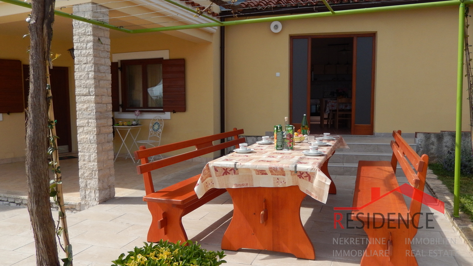 Sch&ouml;nes Ferienhaus mit Swimmingpool in Li&zcaron;njan