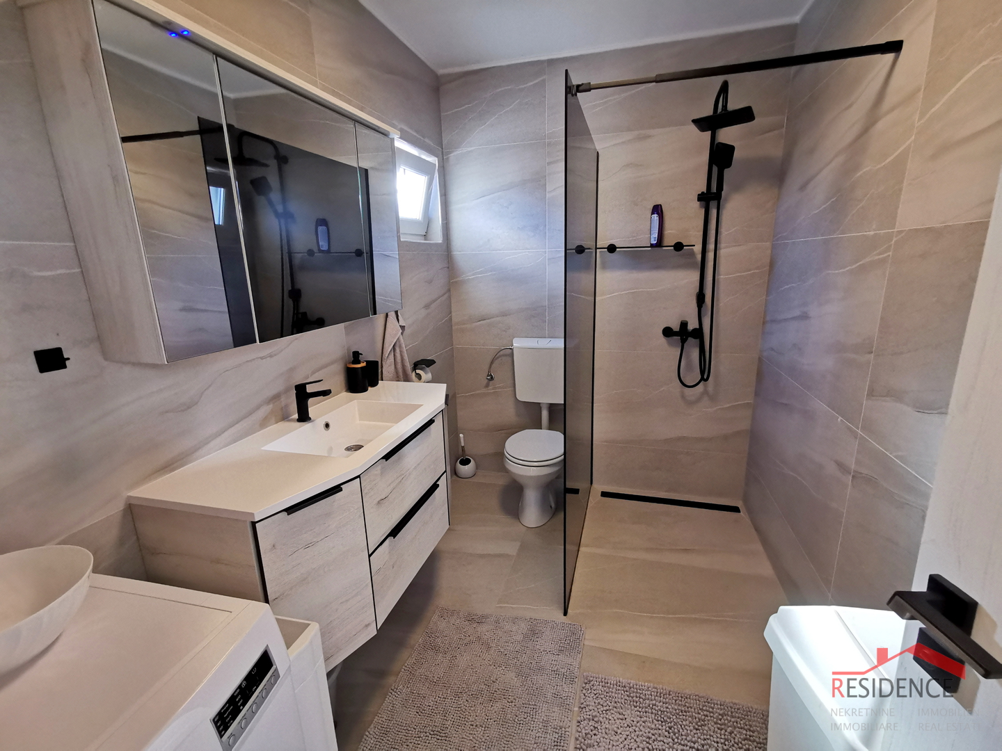 Medulin, Centar, kuća sa 2 stana, okućnica, pogled na more