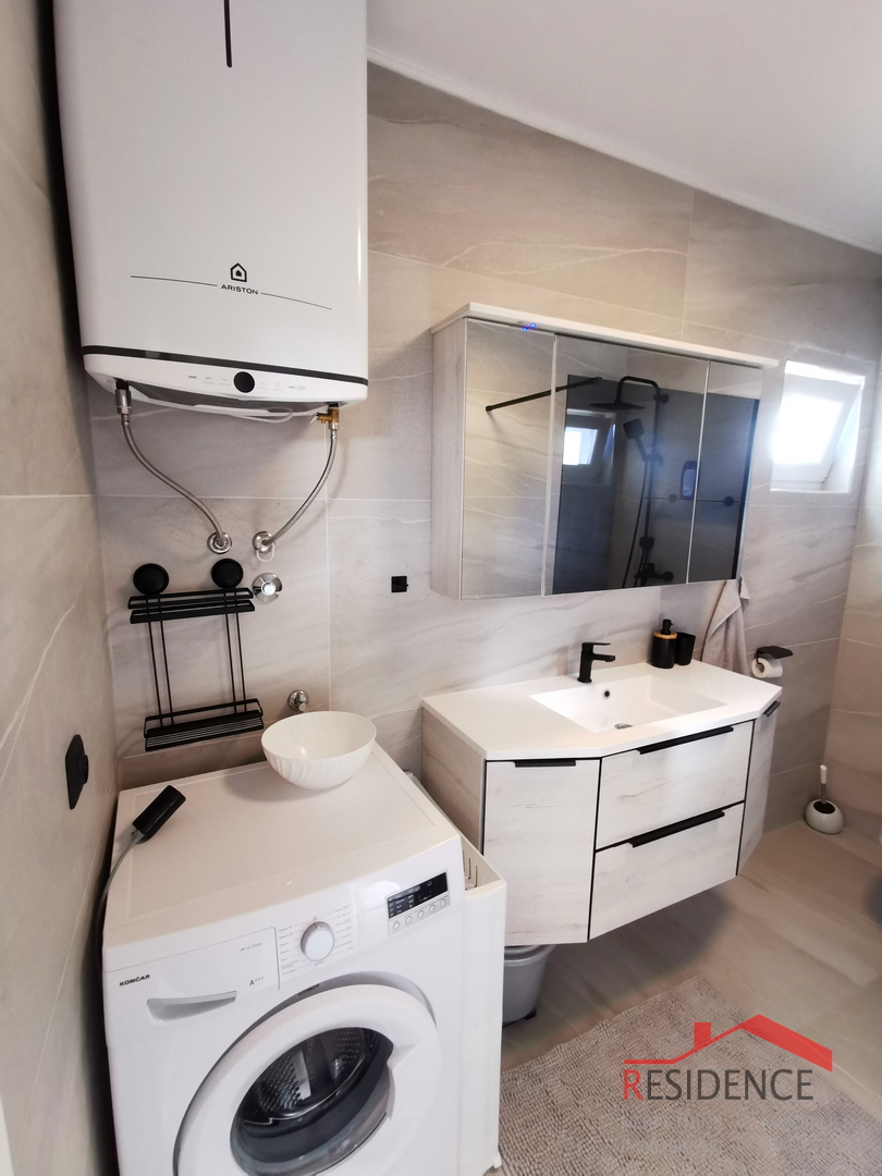 Medulin, Centar, kuća sa 2 stana, okućnica, pogled na more