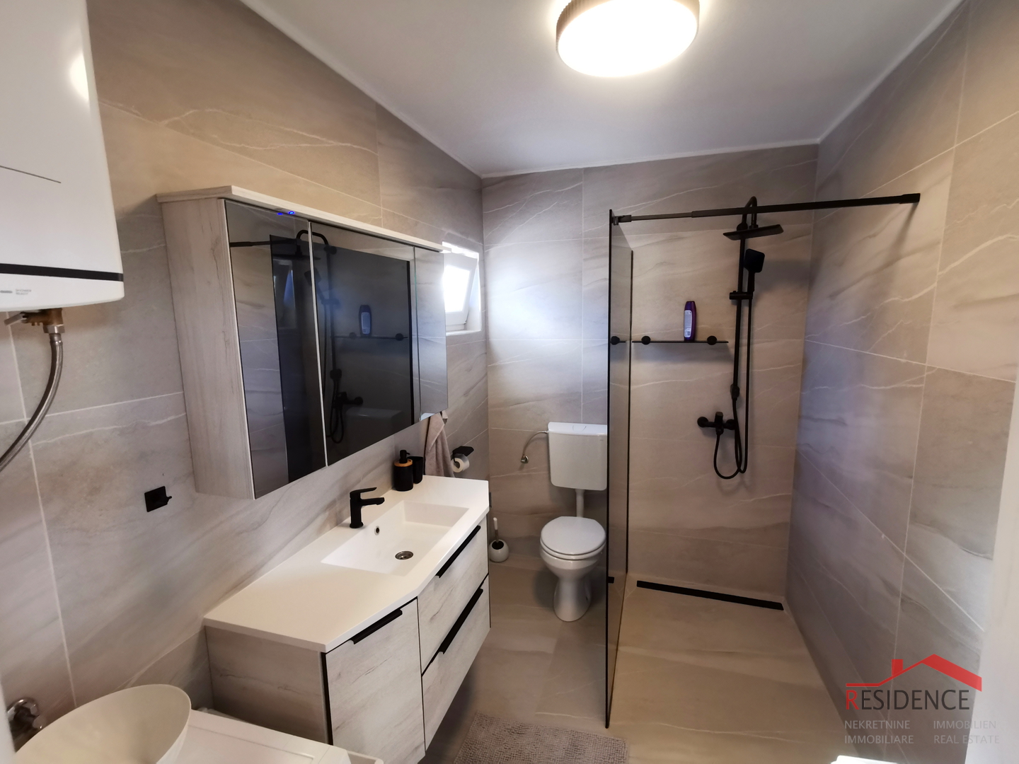 Medulin, Centar, kuća sa 2 stana, okućnica, pogled na more