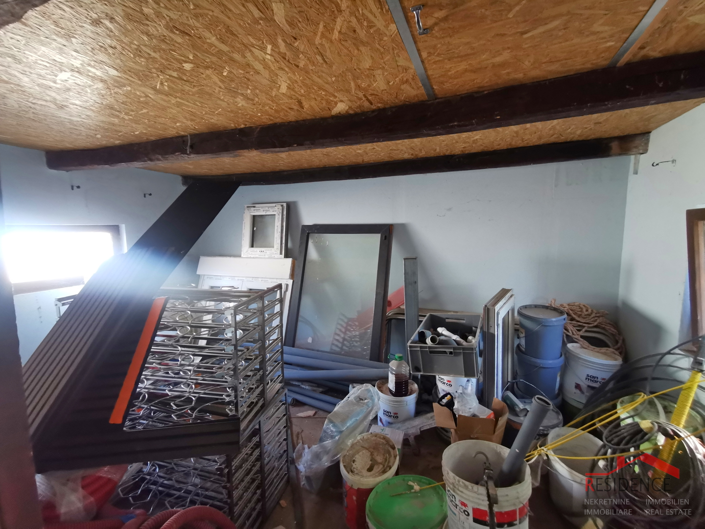 Medulin, Ackerland mit legalisiertem Haus