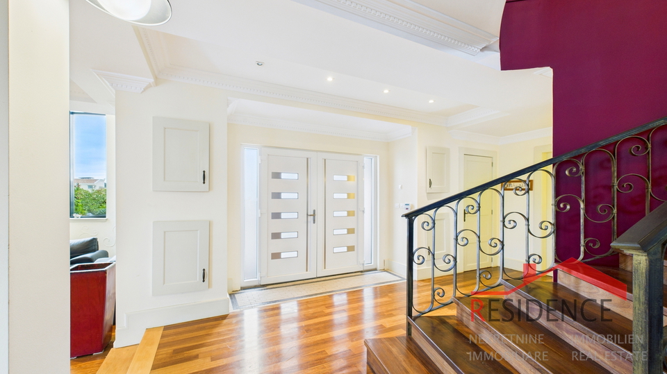 Banjole&comma; luksuzna vila sa bazenom&comma; blizu mora i Marine