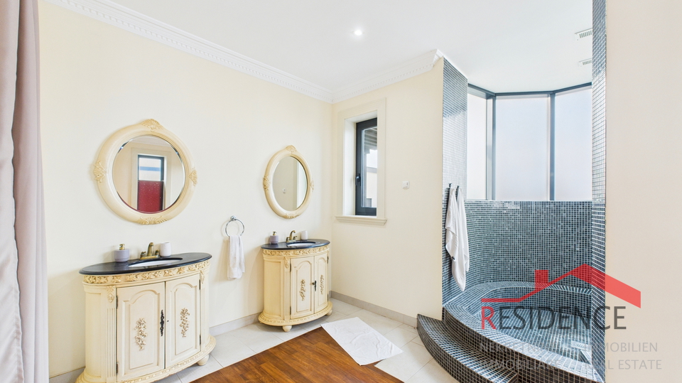 Banjole&comma; luksuzna vila sa bazenom&comma; blizu mora i Marine