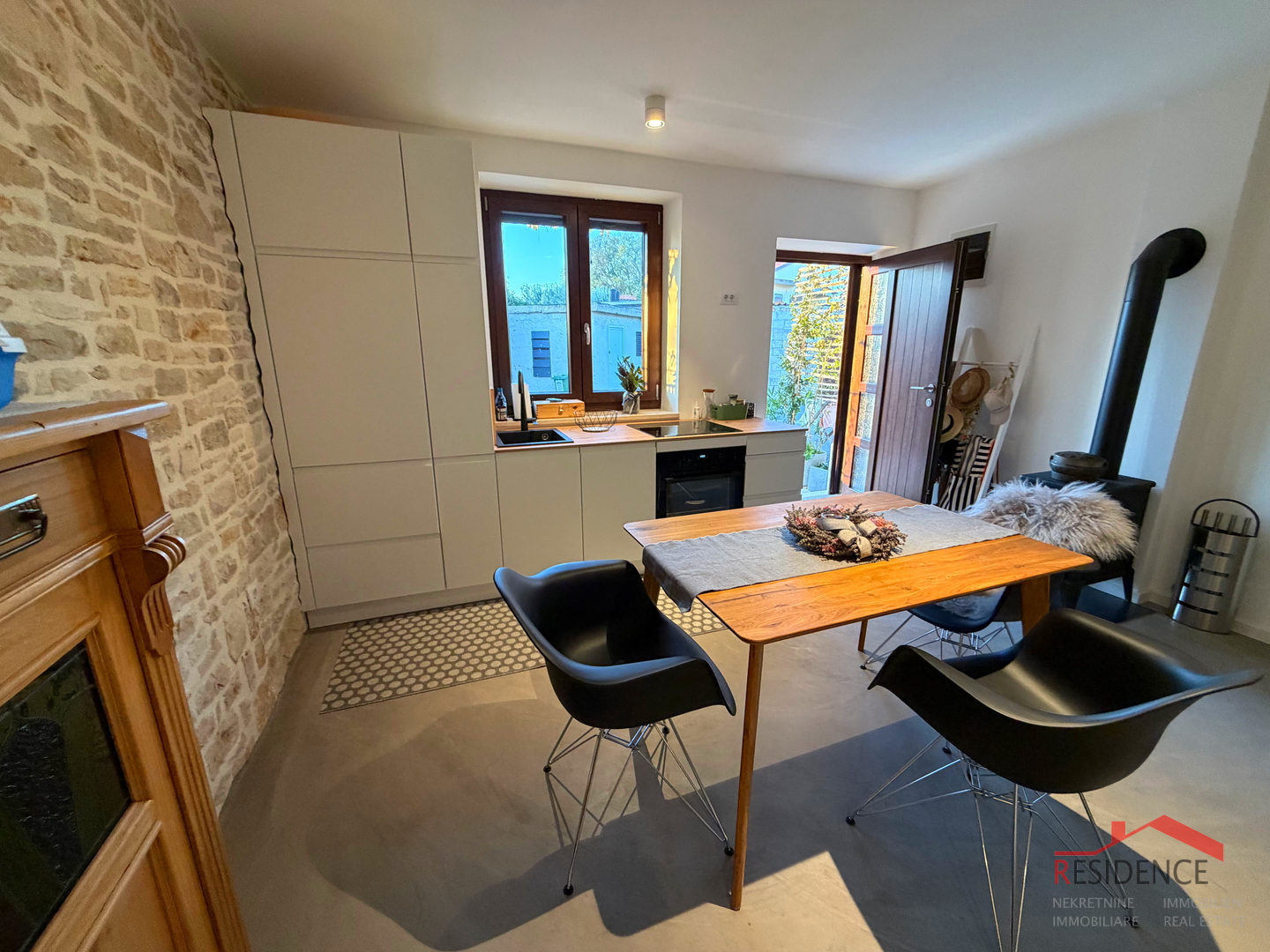 Peroj, kamena kuća u nizu, Ekskluzivna prodaja