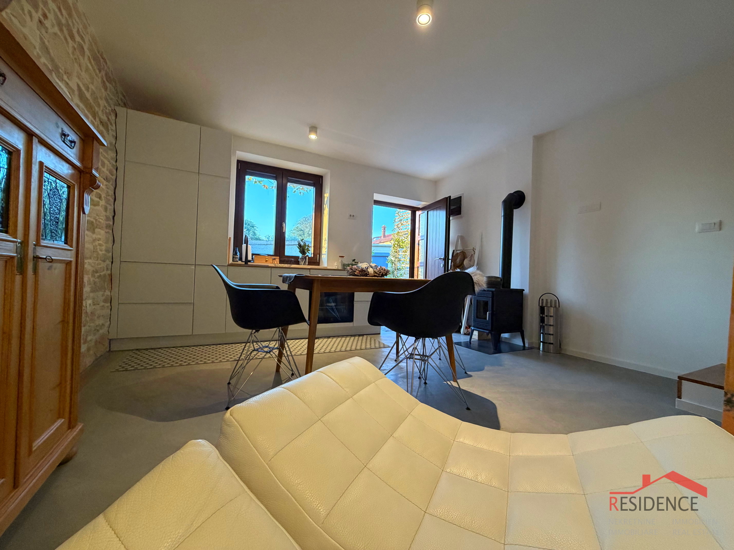 Peroj, kamena kuća u nizu, Ekskluzivna prodaja