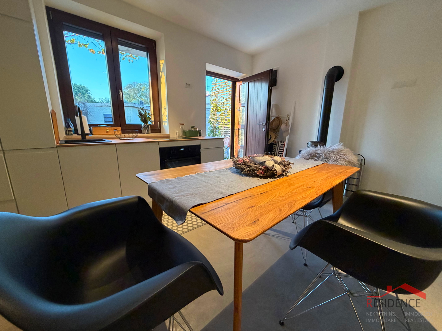 Peroj, kamena kuća u nizu, Ekskluzivna prodaja