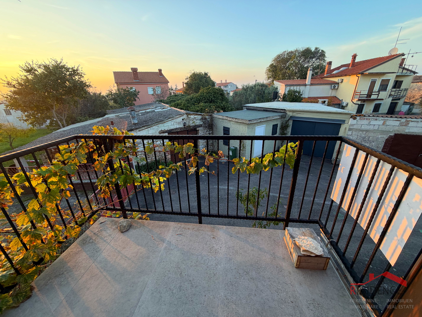 Peroj, kamena kuća u nizu, Ekskluzivna prodaja