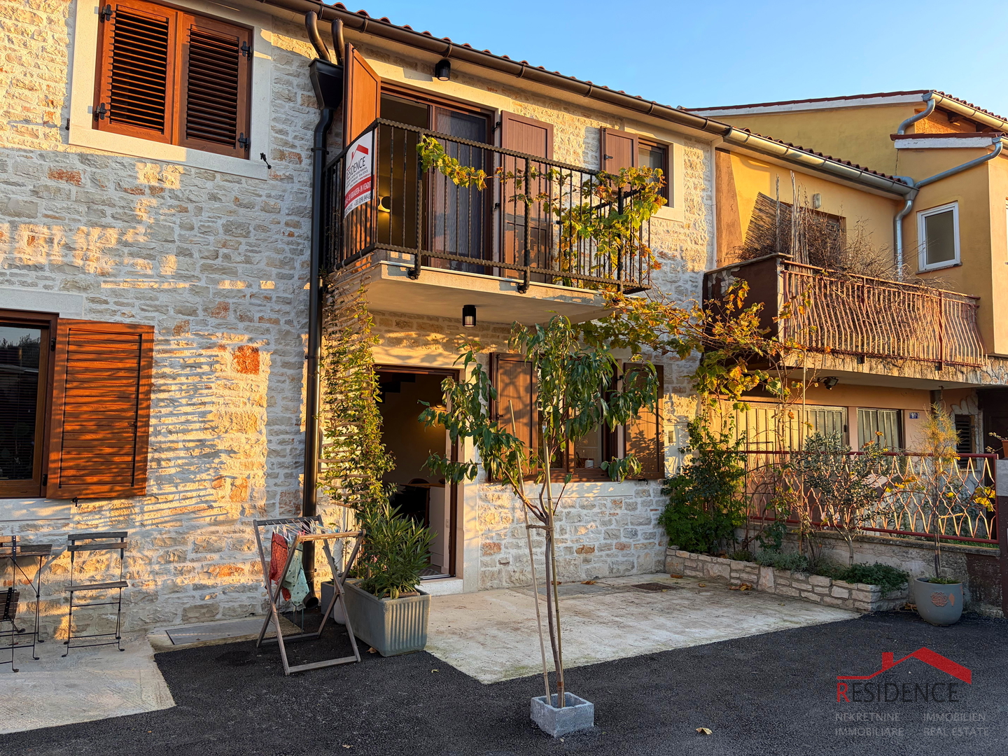 Peroj, kamena kuća u nizu, Ekskluzivna prodaja