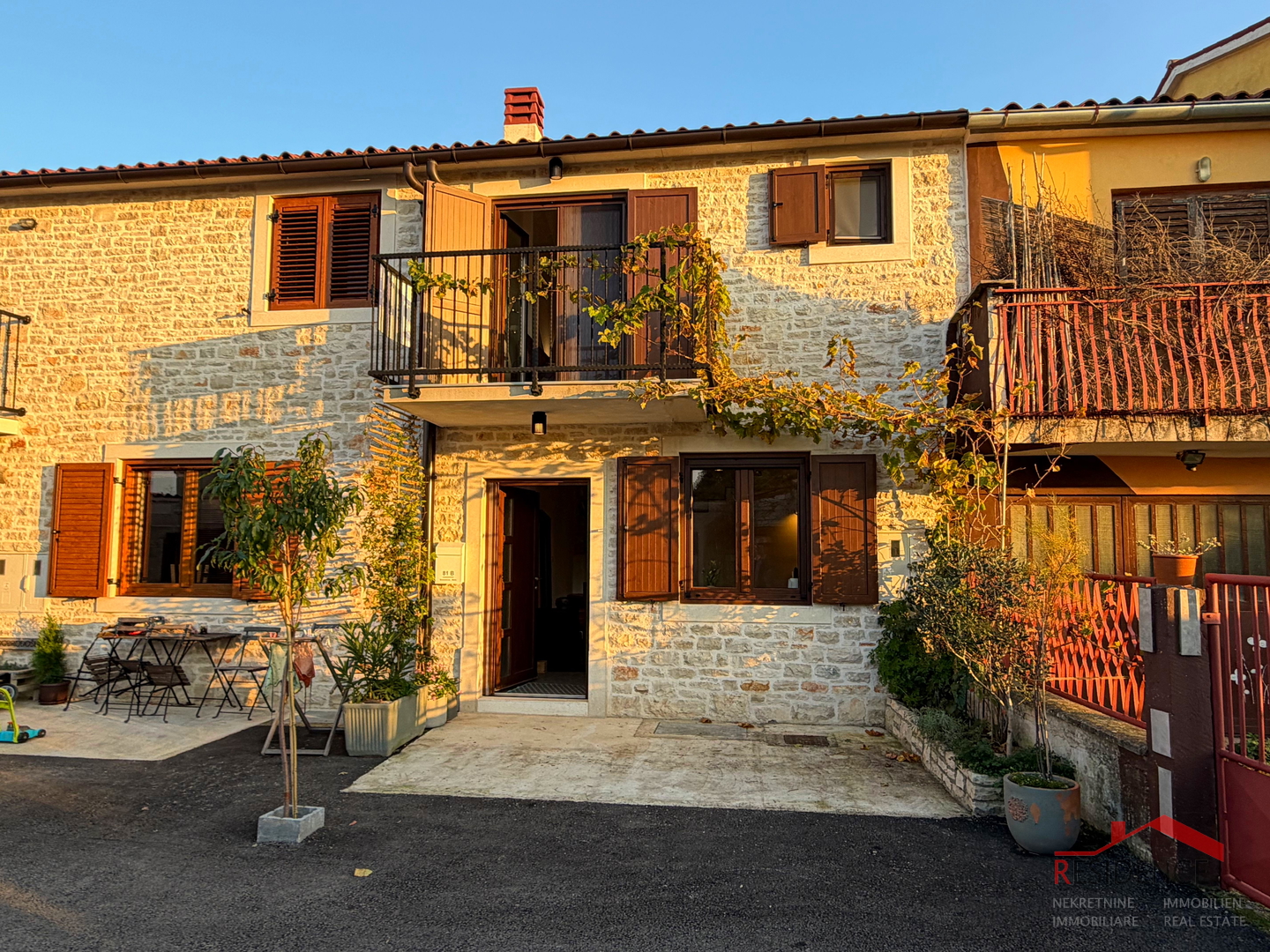 Peroj, kamena kuća u nizu, Ekskluzivna prodaja