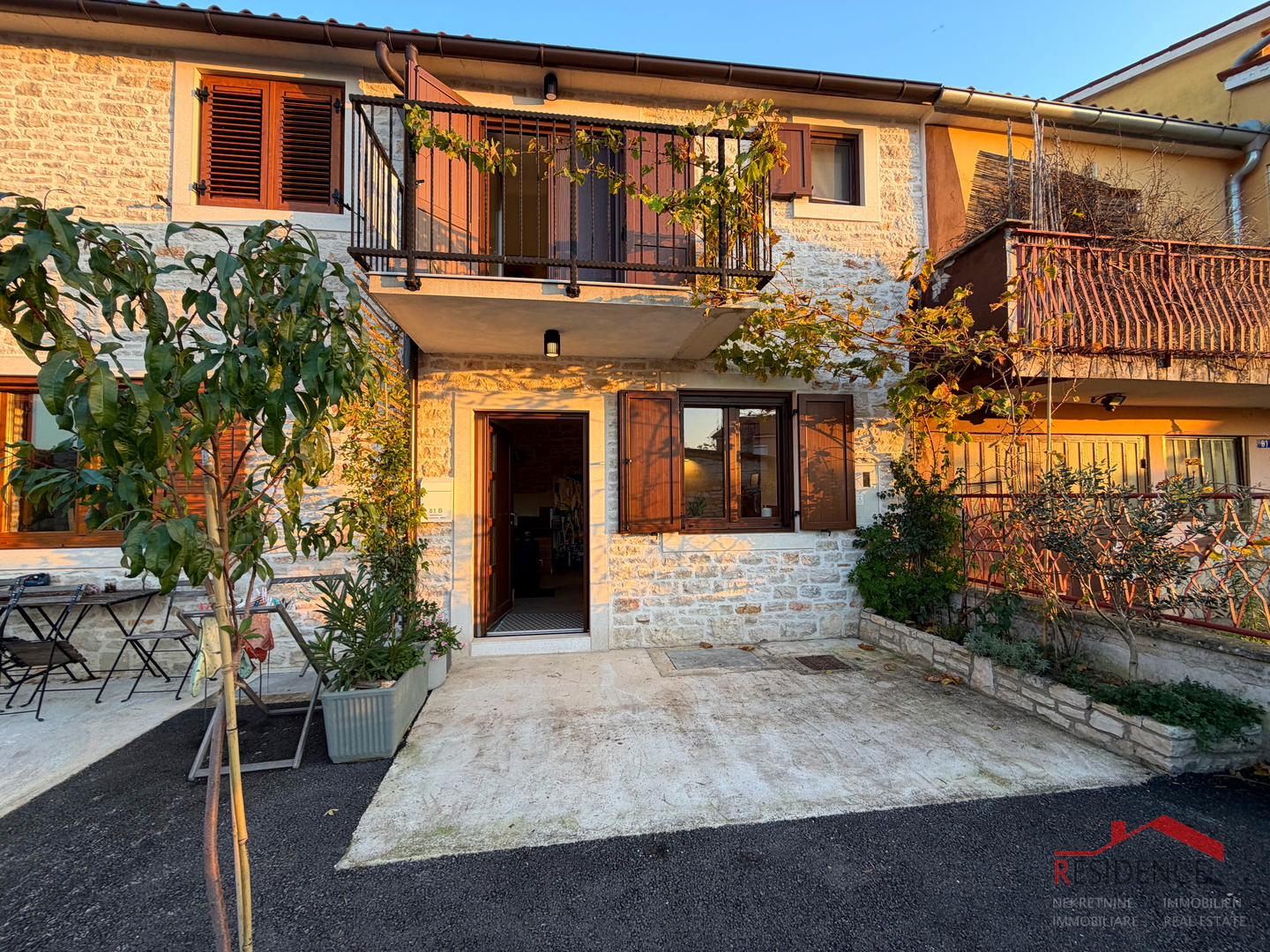 Peroj, kamena kuća u nizu, Ekskluzivna prodaja