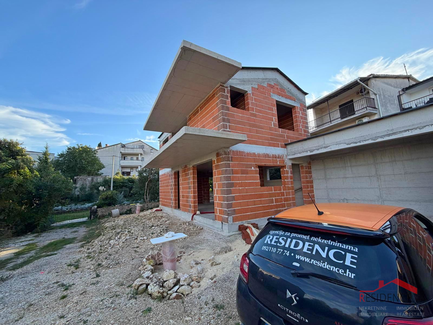 Premantura, 2 samostojeće kuće u roh bau fazi, pogled na more