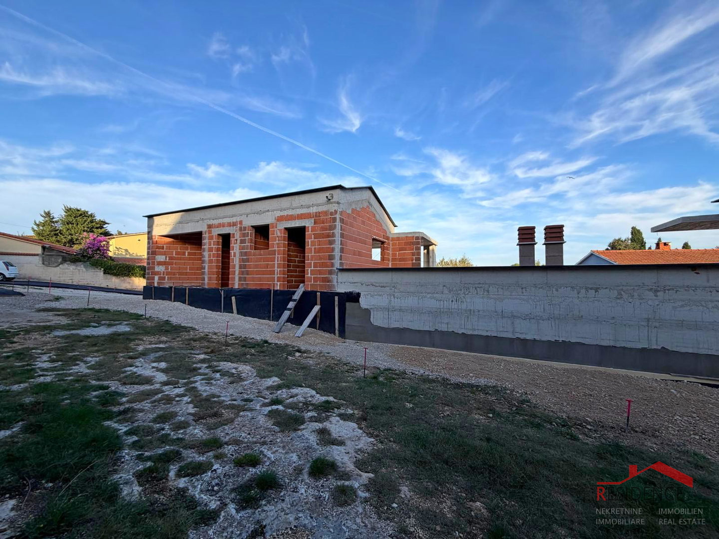 Premantura, 2 samostojeće kuće u roh bau fazi, pogled na more