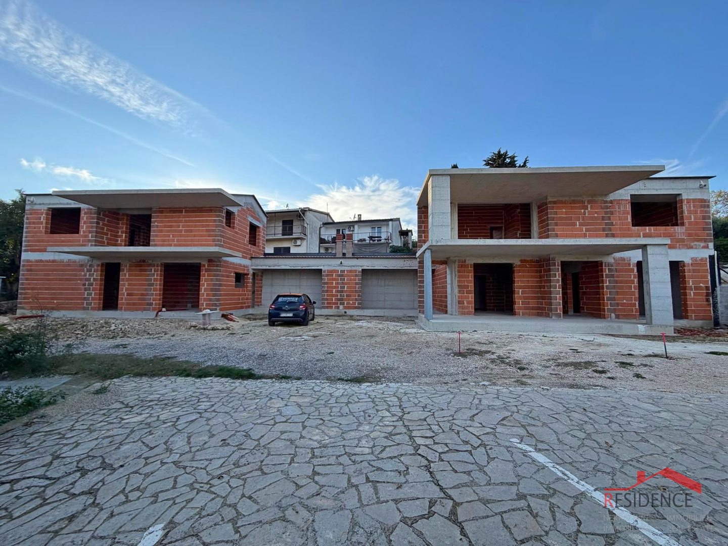 Premantura, 2 samostojeće kuće u roh bau fazi, pogled na more