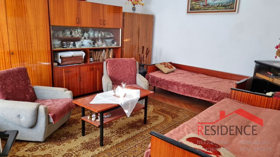 Pola, Kaštanjer, casa, vicino alla scuola e al centro