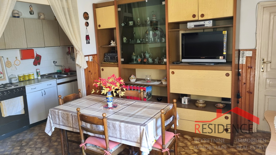 Pola, Kaštanjer, casa, vicino alla scuola e al centro