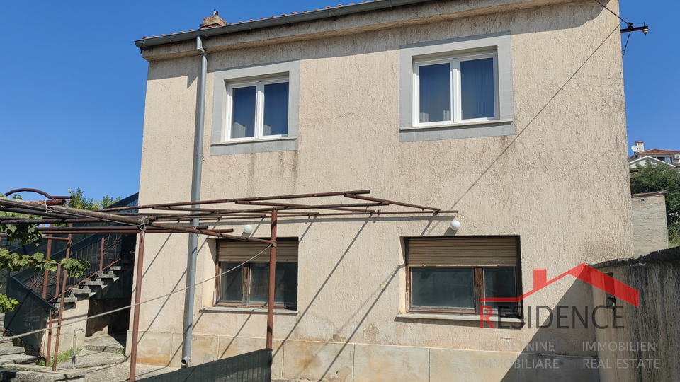 Pula, kuća u centru sa dva stana