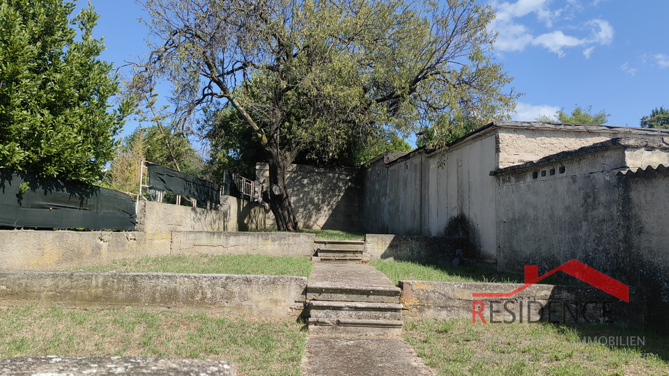 Pula, kuća u centru sa dva stana