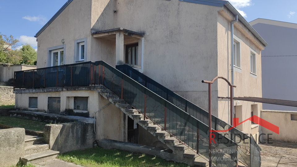 Pula, kuća u centru sa dva stana