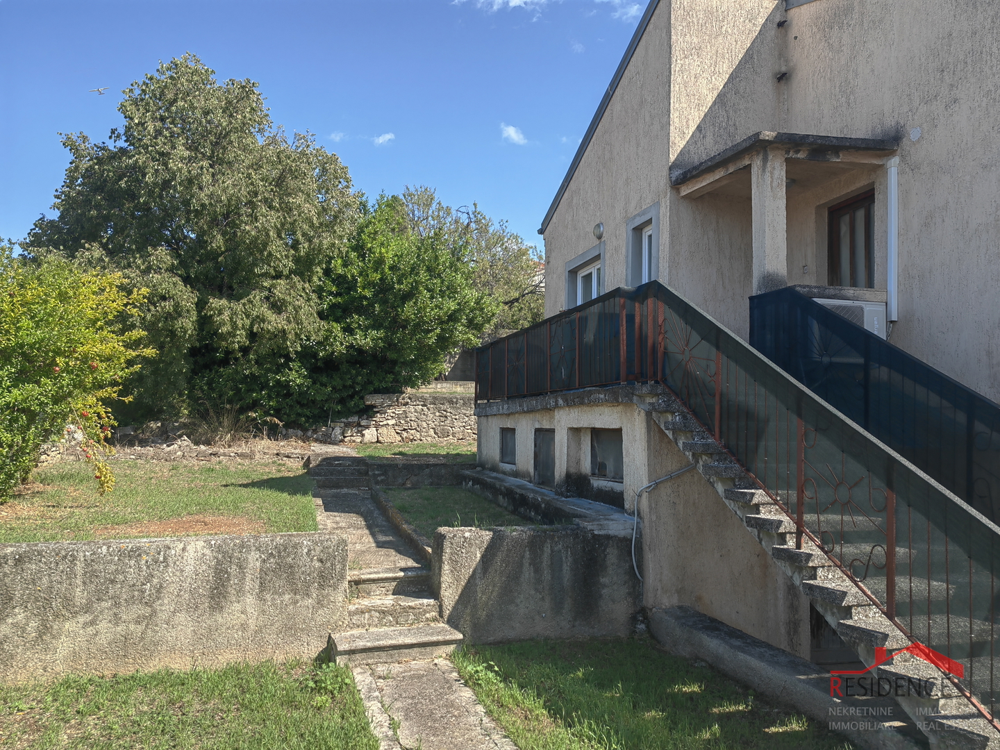 Pula, kuća u centru sa dva stana