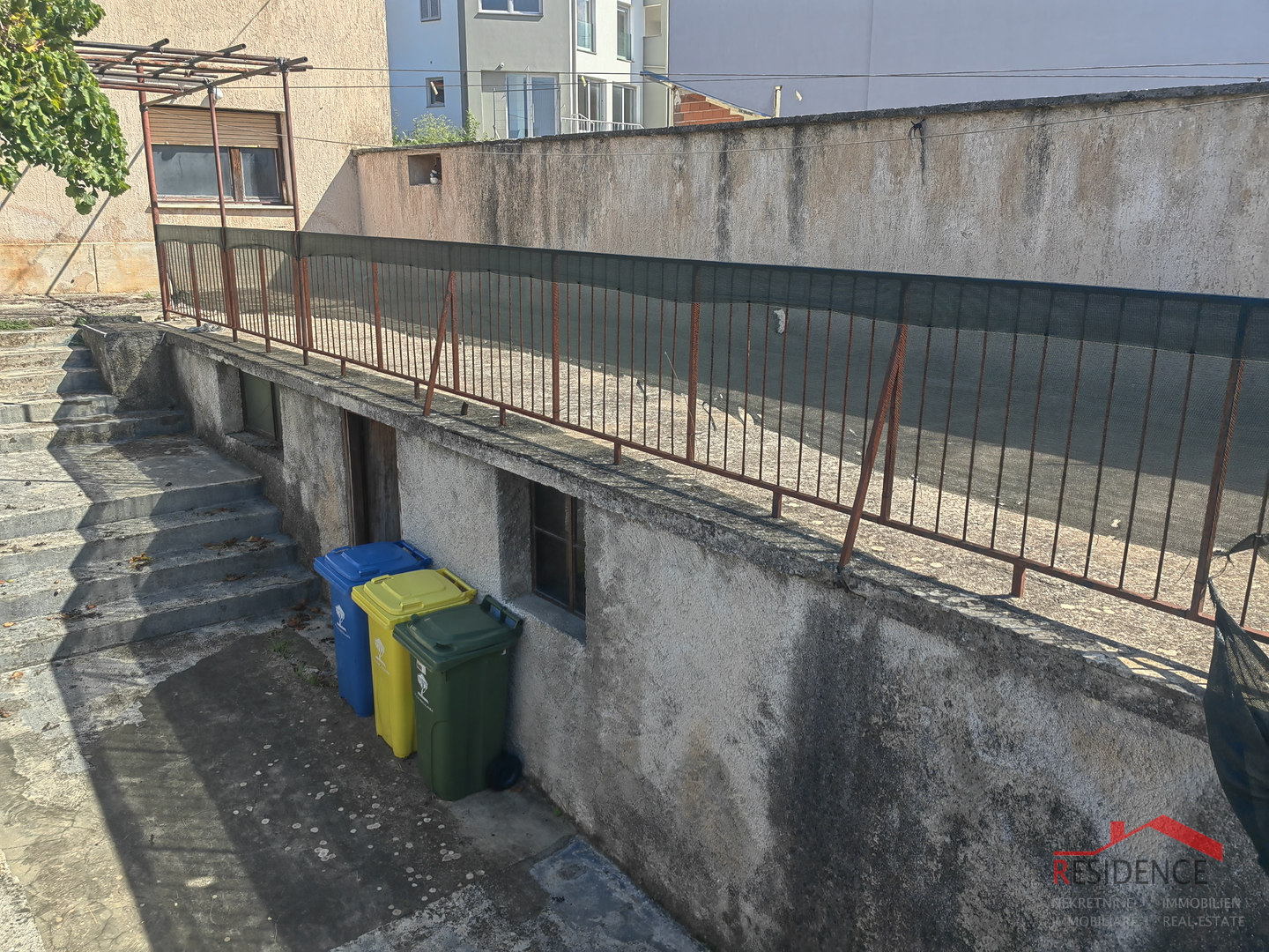 Pula, kuća u centru sa dva stana