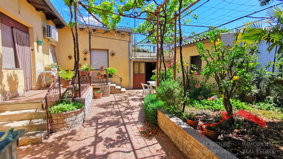 Pola, Kaštanjer, casa, vicino alla scuola e al centro
