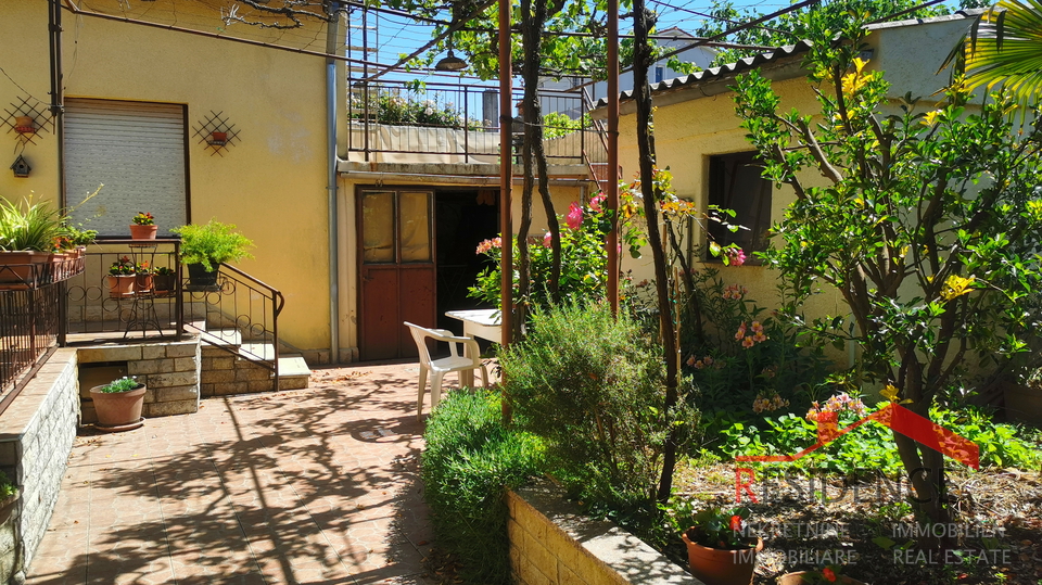 Pola, Kaštanjer, casa, vicino alla scuola e al centro