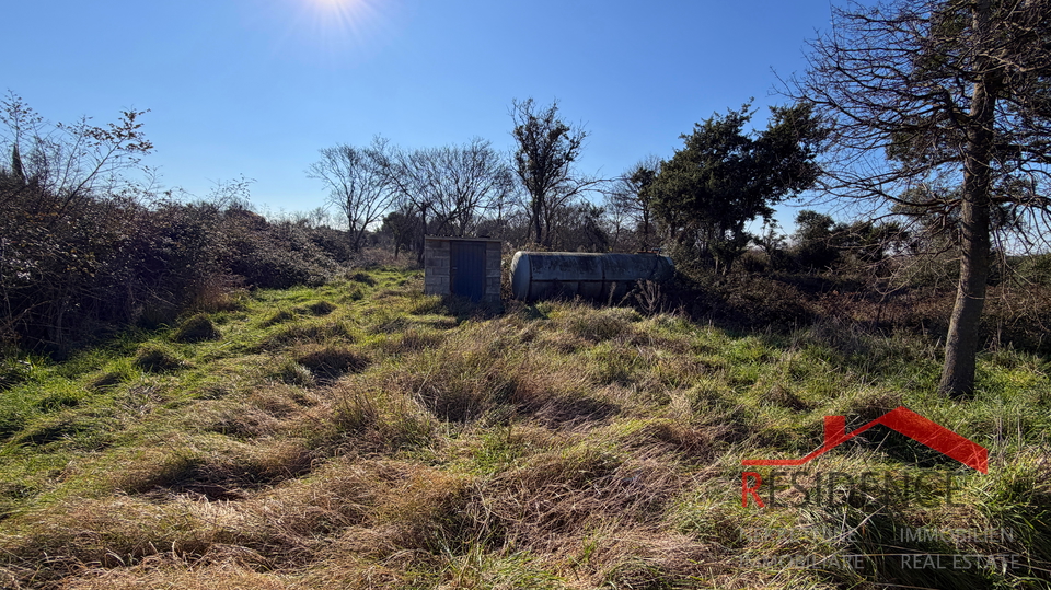 Pula&comma; Monte Turco&comma; zemlji&scaron;te sa gospodarskom zgradom
