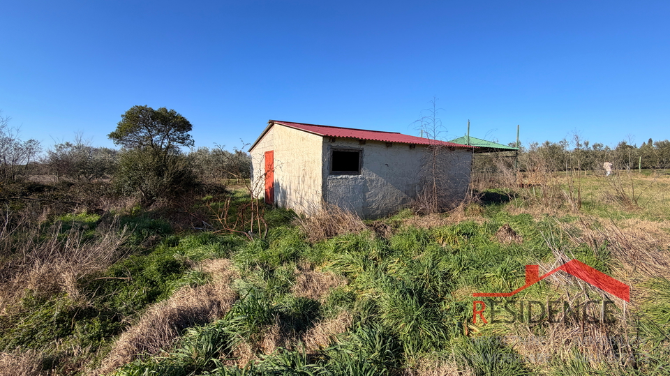 Pula&comma; Monte Turco&comma; zemlji&scaron;te sa gospodarskom zgradom