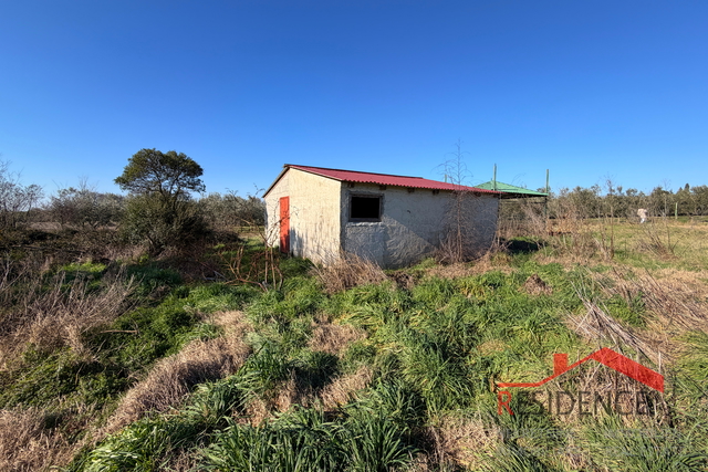 Pula, Monte Turco, zemljište sa gospodarskom zgradom